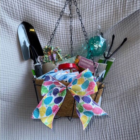 Nwt gardeners gift basket filled with goodies. - Picture 3 of 3